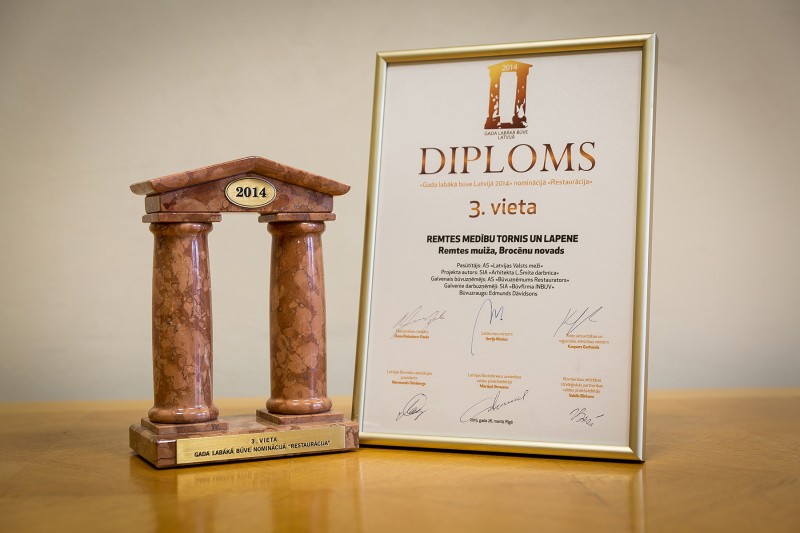 AS “Būvuzņēmums Restaurators” received recognition in the nationwide competition “Best Building in Latvia 2014” in the category “Restoration” (3rd place) on 26 March 2015. This award was granted for renewal of Remtes hunting tower and arbor located in Brocenu district, in Remtes park which is managed by VAS “Latvijas valsts meži” (state joint-stock company “Forests of Latvia”). The works were carried out in 2014.