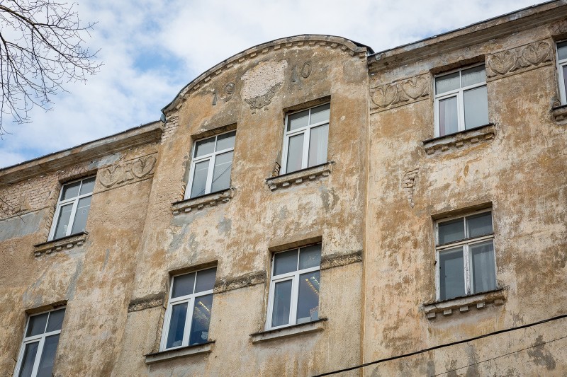8 Cesu facade BEFORE restoration 004