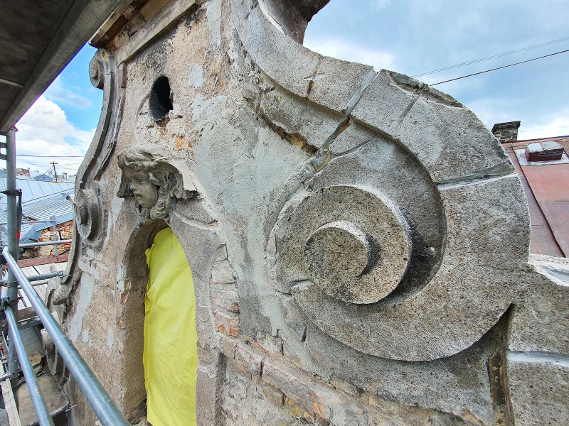 [05] Facade in Riga in the Process of Its Renewal