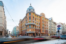 Building facade in Riga, 26 Valdemara Street, after renewal (2021). The contractor is AS “Būvuzņēmums Restaurators”, the customer is VAS “Valsts nekustamie īpašumi” (VNĪ).