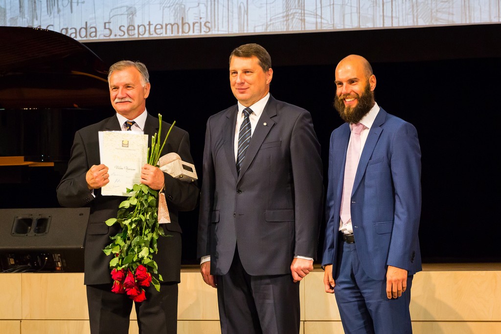 Valdis Uzariņš saņem Būvindustrijas lielo balvu 05