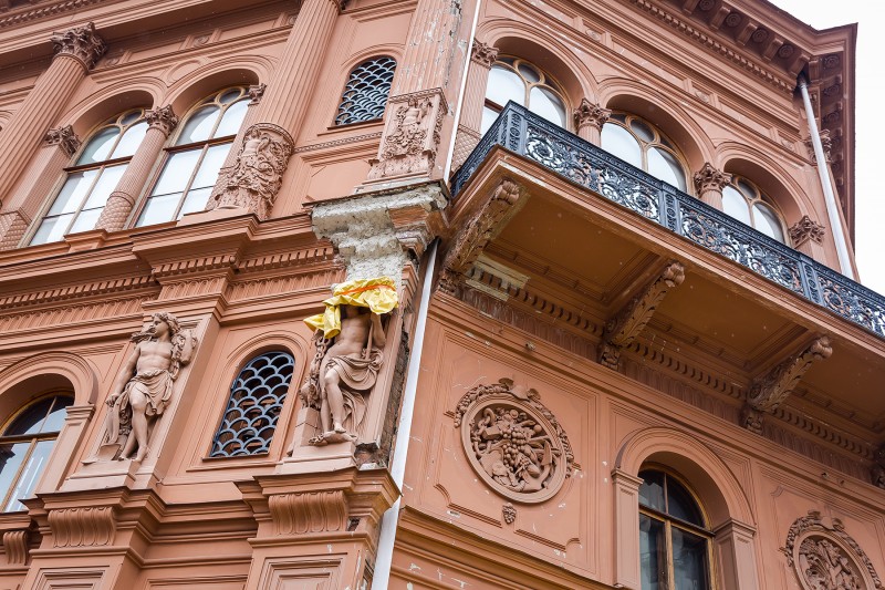 Mākslas muzejs “Rīgas Birža” fasādes remontdarbu laikā, kurus 2016. gadā veica AS “Būvuzņēmums Restaurators”.