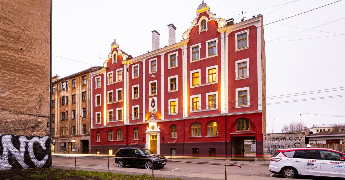 Vēsturisko ēku nokrāso patriotiskās krāsās