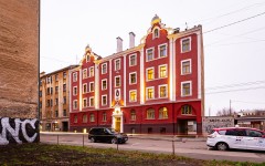 Nama fasāde pēc atjaunošanas Rīgā, Birznieka-Upīša ielā 24 (2021.gads). Darbu veicējs – AS “Būvuzņēmums Restaurators”.
