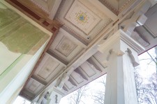 Elejas muižas tējas namiņa dekoratīvie elementi pēc restaurācijas (2015. gads).