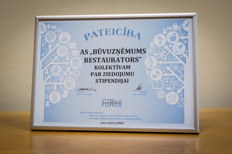 Vītolu fonda pateicība AS “Būvuzņēmums Restaurators” kolektīvam par ziedojumu stipendijai. 2015. gada 9. jūnijā.